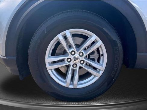 Certified 2024 Ford Explorer XLT RWD image 9