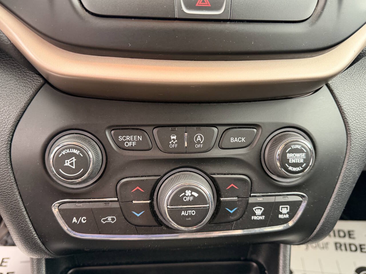 Used 2016 Jeep Cherokee Latitude w/ Comfort/Convenience Group AWD/4WD image 22