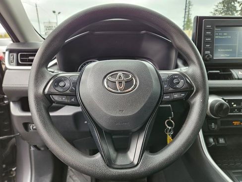 Used 2019 Toyota RAV4 LE FWD image 17