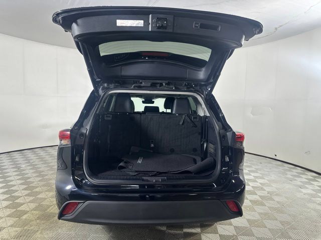 Used 2022 Toyota Highlander XLE AWD/4WD image 9