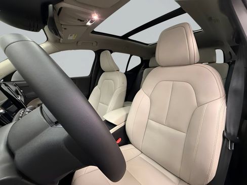 Used 2021 Volvo XC40 T5 Momentum w/ Premium Package AWD/4WD image 10