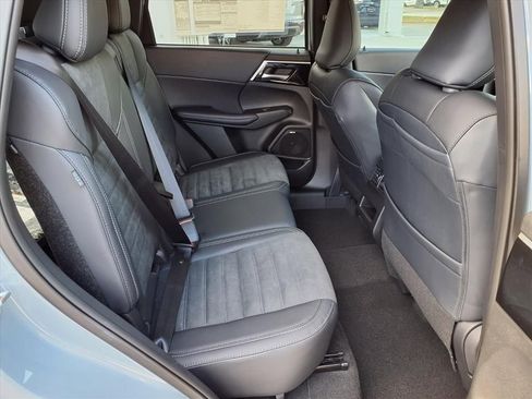 Used 2025 Mitsubishi Outlander AWD image 10