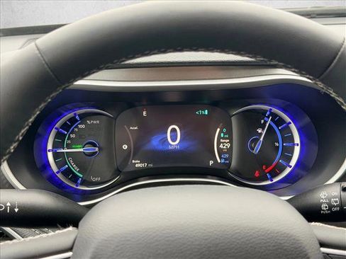 Used 2024 Chrysler Pacifica Select image 14