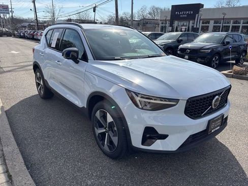 Used 2025 Volvo XC40 B5 Plus AWD/4WD image 7