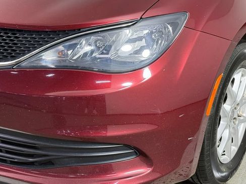 Used 2017 Chrysler Pacifica Touring FWD image 9