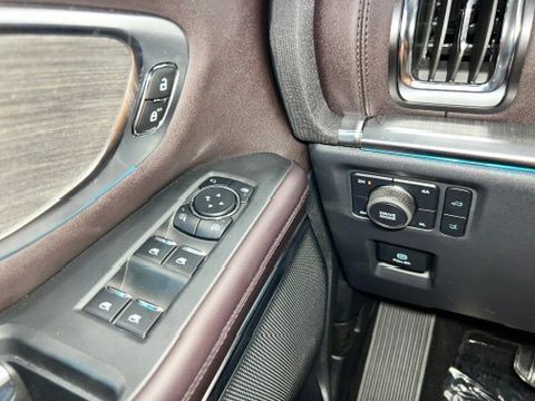 Used 2025 Ford Expedition Max Platinum w/ Platinum Ultimate Package AWD/4WD image 30
