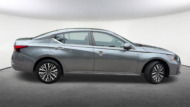 Used 2023 Nissan Altima 2.5 SV w/ SV Premium Package AWD/4WD image 14