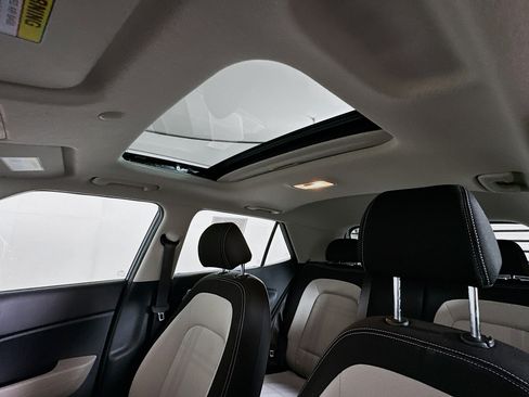 Used 2025 Hyundai Venue SEL FWD image 25