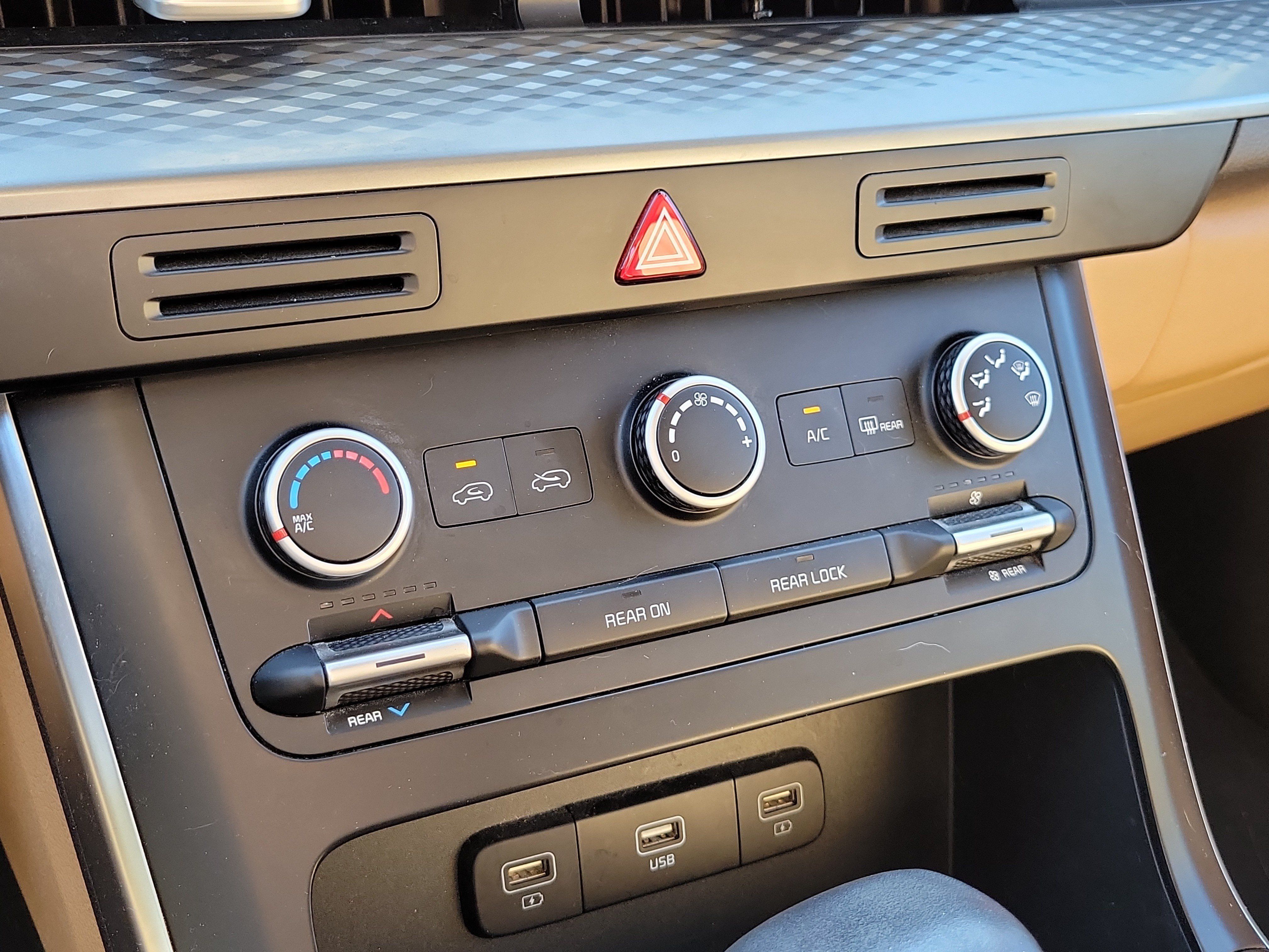 Used 2022 Kia Carnival LX FWD image 34