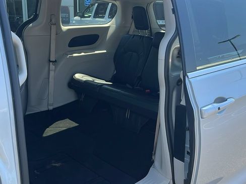 Used 2024 Chrysler Pacifica Touring-L FWD image 18