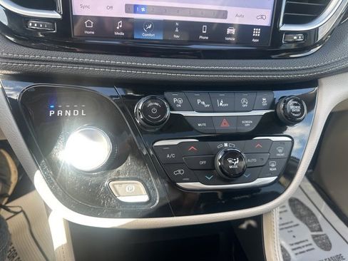 Used 2024 Chrysler Pacifica Limited image 18
