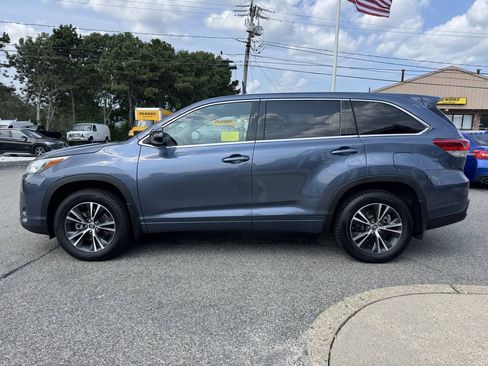 Used 2018 Toyota Highlander LE AWD/4WD image 5