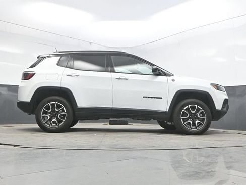 Used 2025 Jeep Compass Trailhawk AWD/4WD image 40