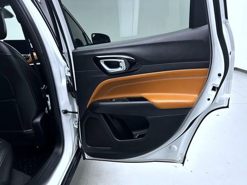 Used 2025 Jeep Compass Limited image 17