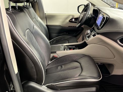 Used 2022 Chrysler Pacifica Limited w/ Uconnect Theater Family Group FWD image 30