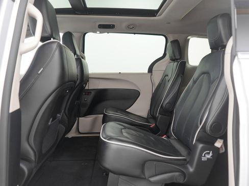 Used 2024 Chrysler Pacifica Limited image 18