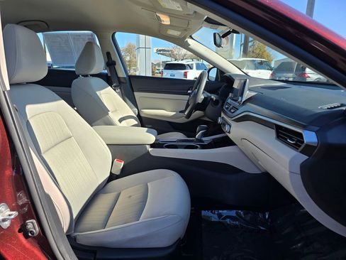 Used 2024 Nissan Altima 2.5 SV image 10