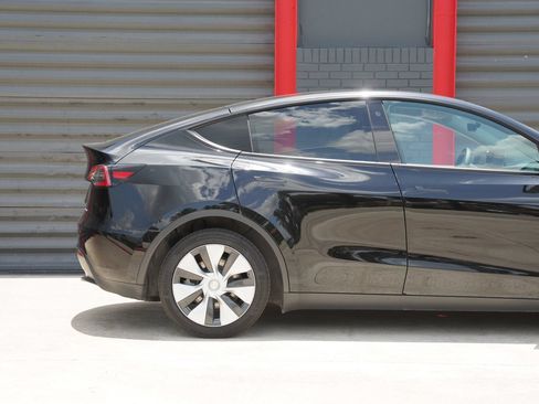 Used 2023 Tesla Model Y Long Range AWD/4WD image 5