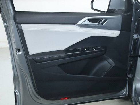 Used 2025 Volkswagen Taos SE image 16