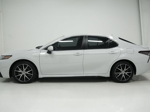 Used 2024 Toyota Camry SE image 7