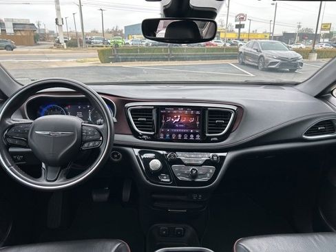 Used 2020 Chrysler Pacifica Limited image 11