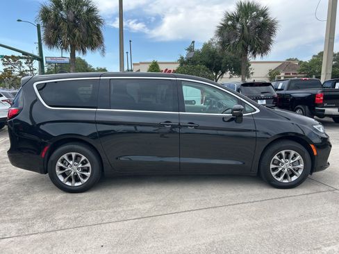 Certified 2023 Chrysler Pacifica Touring-L AWD/4WD image 6