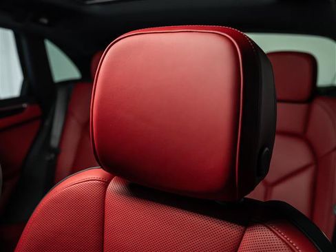 Certified 2024 Porsche Macan AWD/4WD image 23