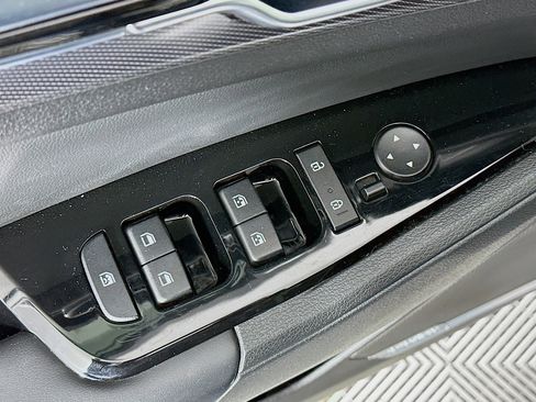 Used 2023 Kia Sportage SX image 18