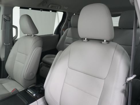Used 2020 Toyota Sienna XLE w/ XLE Navigation Package FWD image 11