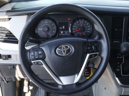 Used 2017 Toyota Sienna LE image 21