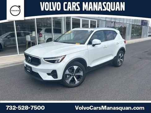 Certified 2025 Volvo XC40 B5 Plus image 1