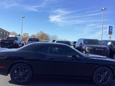 Used 2020 Dodge Challenger SXT w/ Blacktop Package image 8