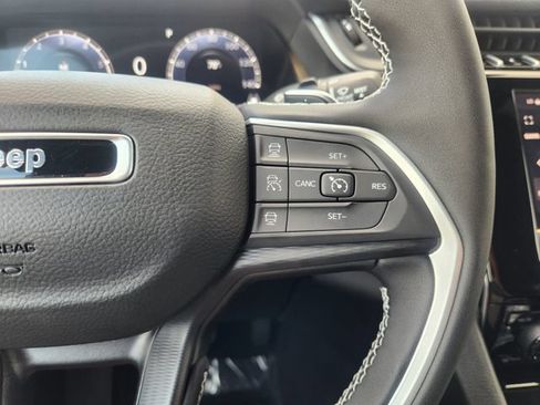 Used 2025 Jeep Grand Cherokee Laredo X w/ Luxury Tech Group I RWD image 32