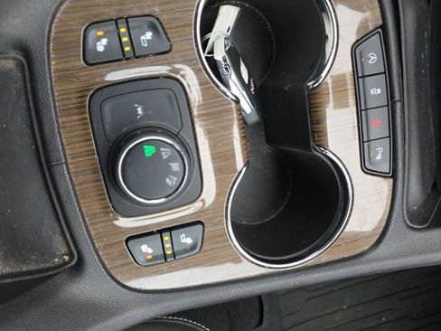 Used 2023 GMC Acadia SLE w/ Driver Convenience Package image 9