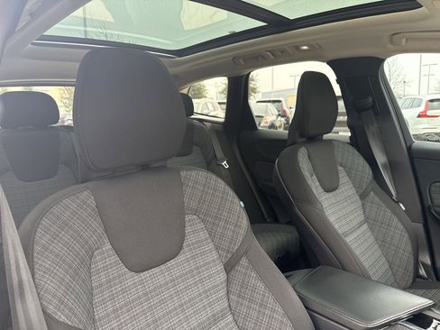 Used 2023 Volvo XC60 B5 Core image 12