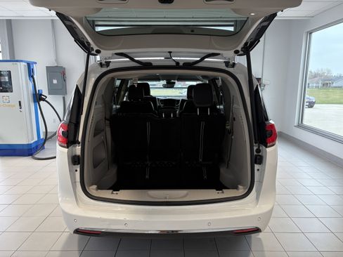 Used 2024 Chrysler Pacifica Touring-L image 5