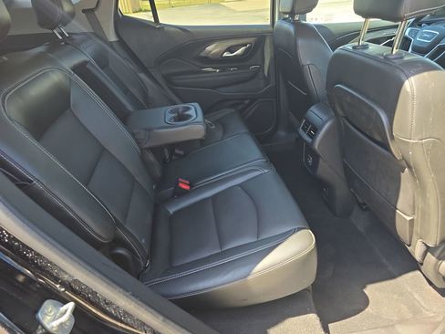 Used 2023 GMC Terrain SLT w/ Infotainment Package II image 32