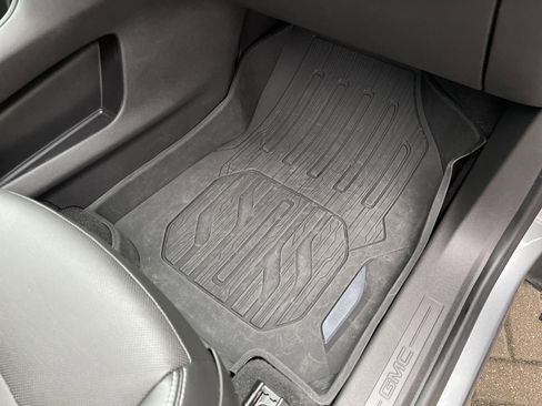 Used 2024 GMC Terrain SLT w/ Infotainment Package II image 40