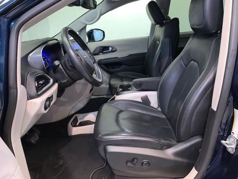 Used 2022 Chrysler Pacifica Touring-L w/ Uconnect Theater Family Group AWD/4WD image 19