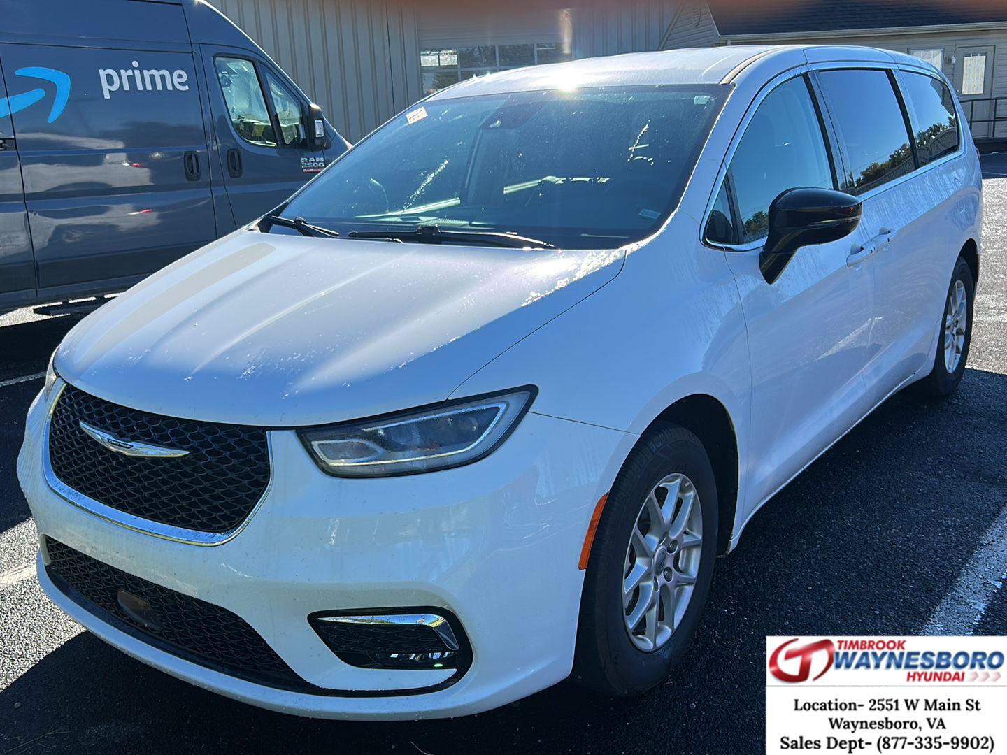 Used 2024 Chrysler Pacifica Touring-L FWD image 1