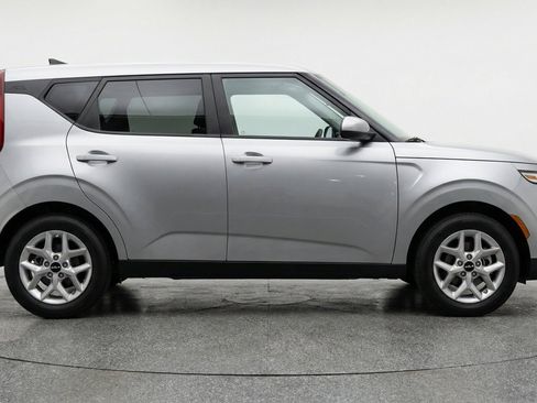 Used 2025 Kia Soul LX w/ LX Technology Package FWD image 11