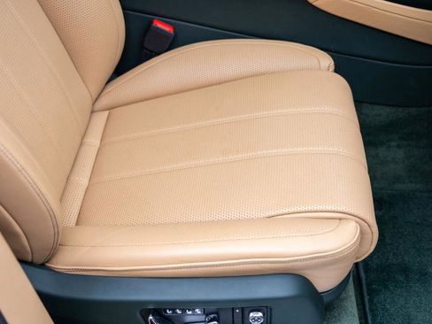 Used 2021 Bentley Bentayga AWD/4WD image 28