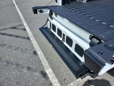 New 2026 GMC Sierra 1500 SLT image 10