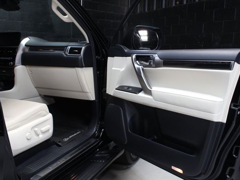 Used 2022 Lexus GX 460 Premium w/ Accessory Package AWD/4WD image 23