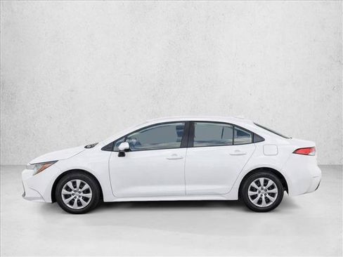 Used 2021 Toyota Corolla LE FWD image 4