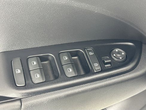 Used 2023 Hyundai Venue Limited image 18