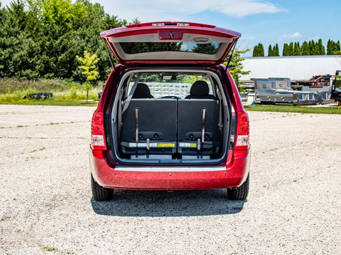 Used 2012 Kia Sedona LX FWD image 7