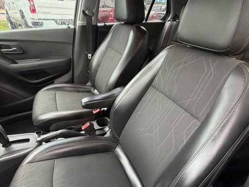 Used 2019 Chevrolet Trax LT w/ LT Convenience Package FWD image 12