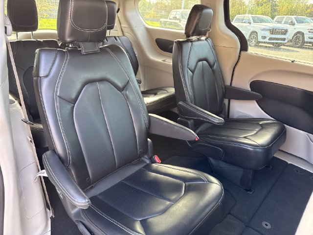 Used 2024 Chrysler Pacifica Touring-L FWD image 18