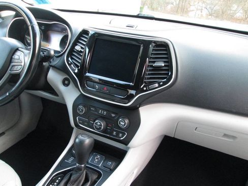 Used 2019 Jeep Cherokee Limited image 21